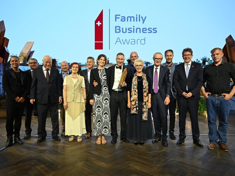 Das Gewinnerunternehmen 2023: Gartenpflanzen Daepp mit Bundesrat Albert Rösti, Martin Haefner, Verwaltungsratspräsident AMAG Group AG, Helmut Ruhl, CEO AMAG Group AG und FBA-Jurypräsidentin Gabriela Manser. Bild: zVg/AMAG Group AG . | © AMAG Group AG