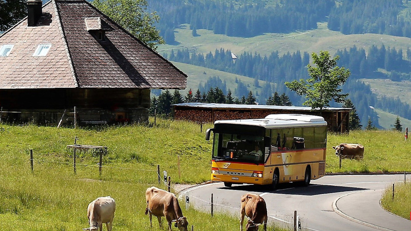 Verkehr Postauto mit Schratteflue bei Schoenenboden Soerenberg | © UNESCO Biosphäre Entlebuch (UBE), Richard Portmann