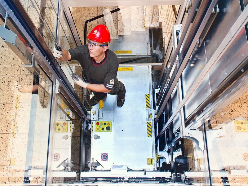 Technician in an elevator shaft | © Schindler Group