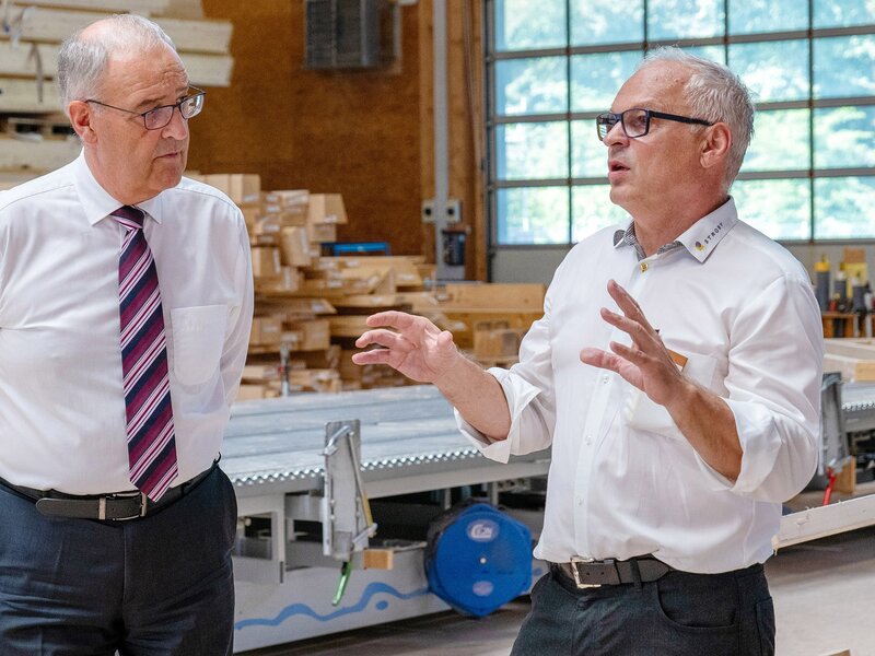 Guy Parmelin, Anton Strüby, Rundgang Produktionszentrum Strüby Konzept AG, Root | © Strüby Konzept AG